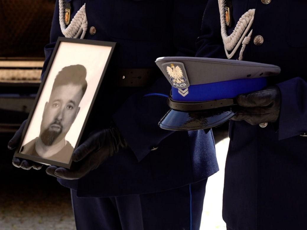 Srebrny orzeł prowadził Arka w ostatniej drodze. Poruszający gest policjantów i strażaków