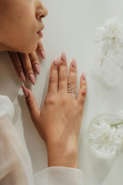 Minimalistyczne, eleganckie, pasują do wszystkiego. Princess nails to najmodniejszy manicure na lato 2025