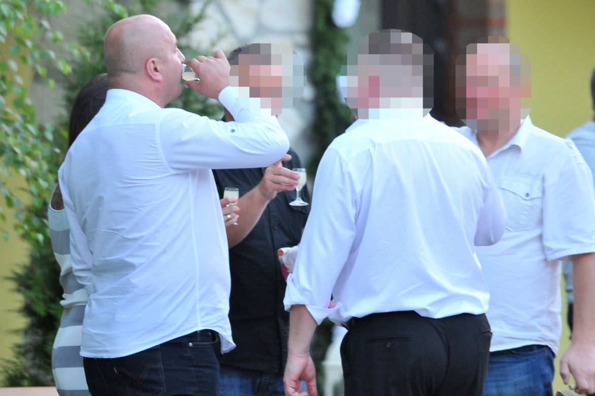 Policjant nie wielbłąd, napić się musi