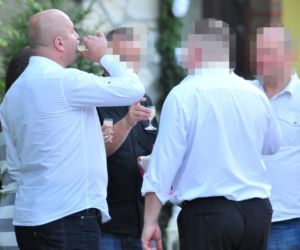 Policjant nie wielbłąd, napić się musi