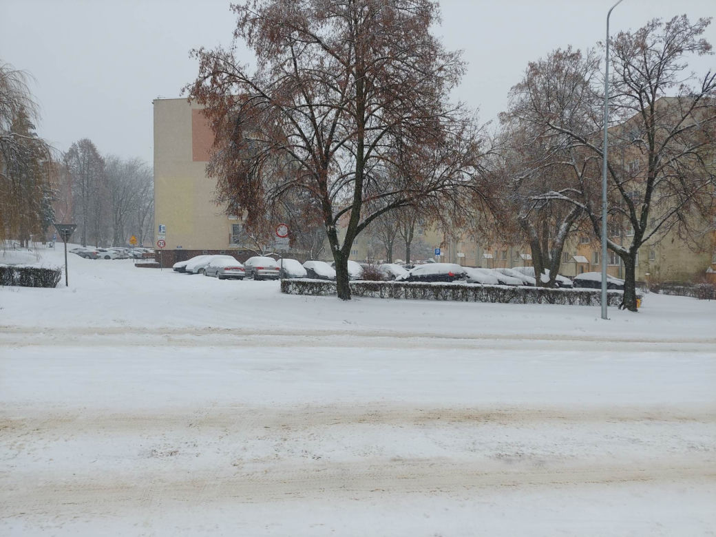 Starachowice pod śniegiem, na drogach trudne warunki do jazdy