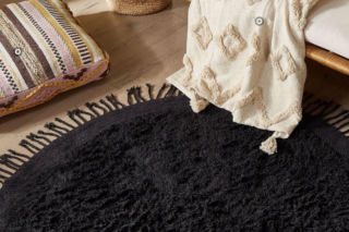 Myślisz, że czarny dywan to koszmar w utrzymaniu? Tylko jeśli popełnisz ten jeden błąd z fakturą