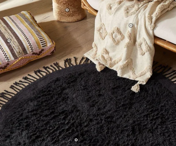 Czarny dywan do salonu jest passe? Zobacz modne aranżacje salonow z czarnymi dywanami