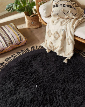 Czarny dywan do salonu jest passe? Zobacz modne aranżacje salonow z czarnymi dywanami