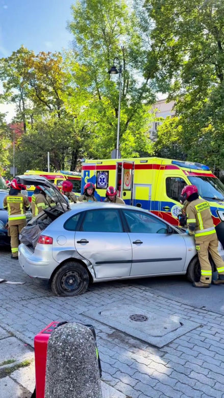 Groźny wypadek w centrum Opola. Auto wjechało w pieszych na chodniku