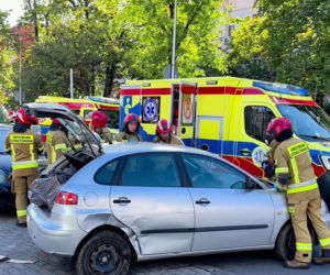 Groźny wypadek w centrum Opola. Auto wjechało w pieszych na chodniku