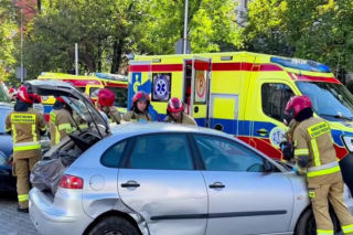 Groźny wypadek w centrum Opola. Auto wjechało w pieszych na chodniku