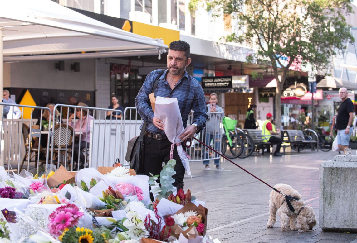Ataki nożowników w Sydney! Tak mieszkańcy miasta składają hołd zmarłym