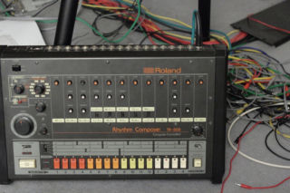 Był komercyjną klapą, którą wyśmiewano. Dziś Roland TR-808 to serce mrocznego rocka