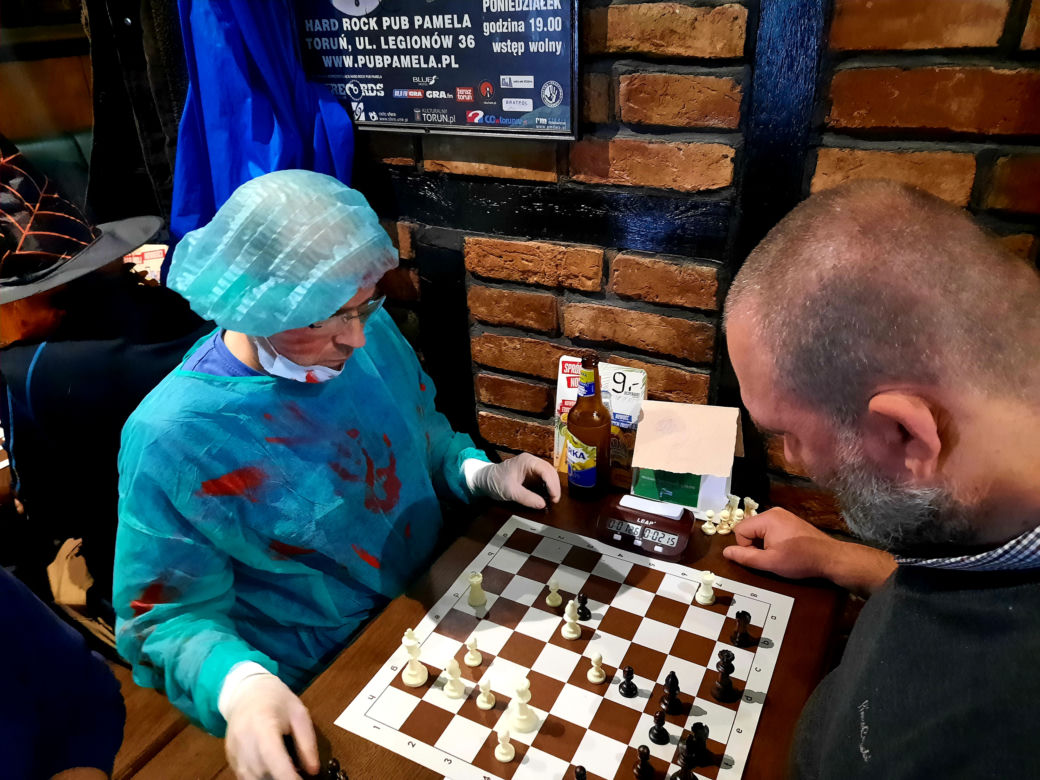 Halloweenowy turniej szachowy w Hard Rock Pubie Pamela. Torunianie i goście bawili się doskonale