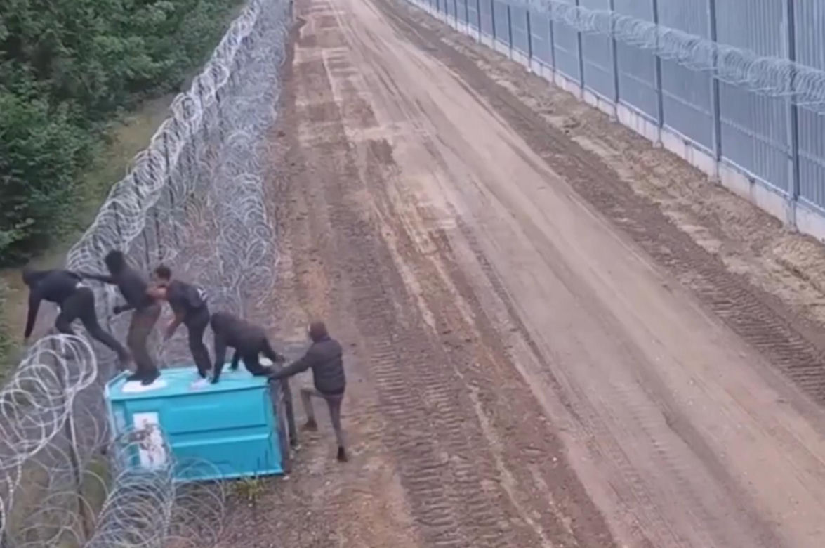 Strażnicy graniczni nie mogli w to uwierzyć. Migranci wymyślili, jak pokonać zaporę