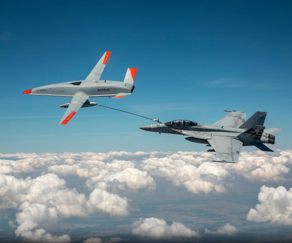 Dron MQ-25 Stingray tankujący myśliwiec F/A-18 w powietrzu. O testach US Navy przeczytasz na SE Portal Obronny.