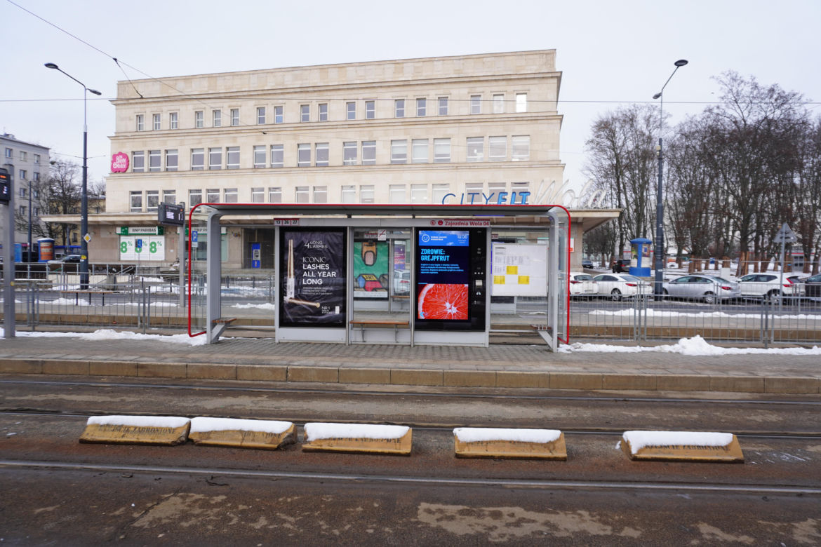 Nowoczesny przystanek Digital Citylighty na warszawskiej Woli