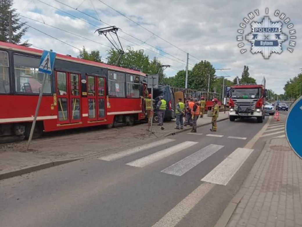 Groźna kolizja w Bytomiu. Tramwaj zderzył się z samochodem dostawczym