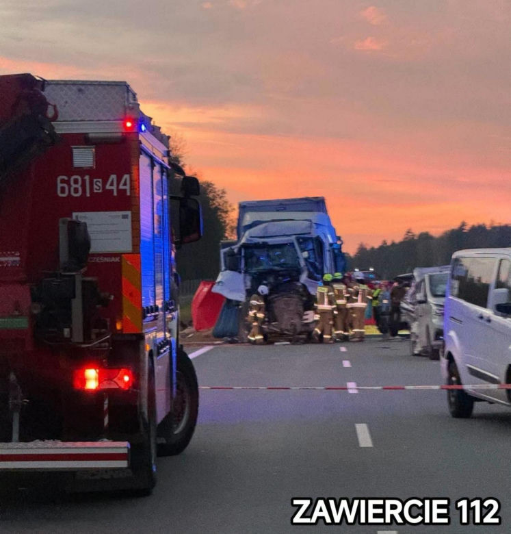 Dramat na DK78! Dwie ciężarówki zmiażdżyły osobówkę. Są ofiary śmiertelne. Kawałek dalej samochodowy karambol