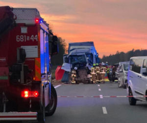 Dramat na DK78! Dwie ciężarówki zmiażdżyły osobówkę. Są ofiary śmiertelne. Kawałek dalej samochodowy karambol