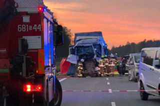Dramat na DK78! Dwie ciężarówki zmiażdżyły osobówkę. Są ofiary śmiertelne. Kawałek dalej samochodowy karambol