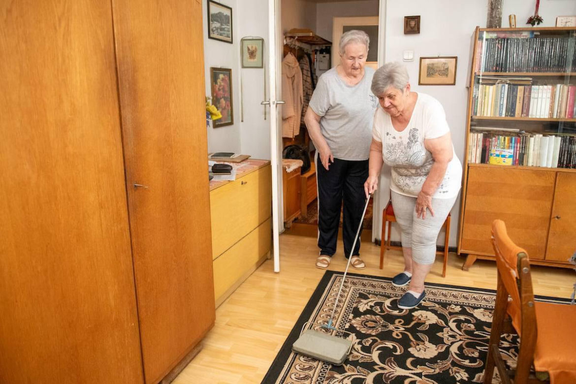 Od lat wspiera schorowaną sąsiadkę w potrzebie. Teraz pani Danuta jest za to wynagradzana
