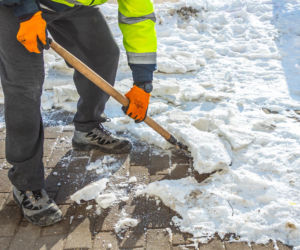 Sól na kostce brukowej? Nie rób tego zimą! To poważny błąd