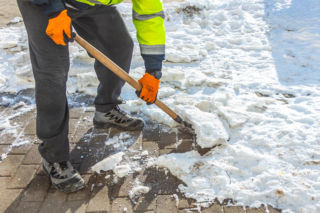 Posypywanie kostki brukowej zwykłą solą drogową to błąd. Dlaczego? Co zamiast?
