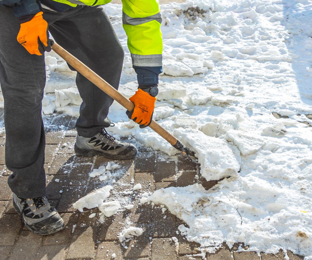 Śnieg, kostka brukowa