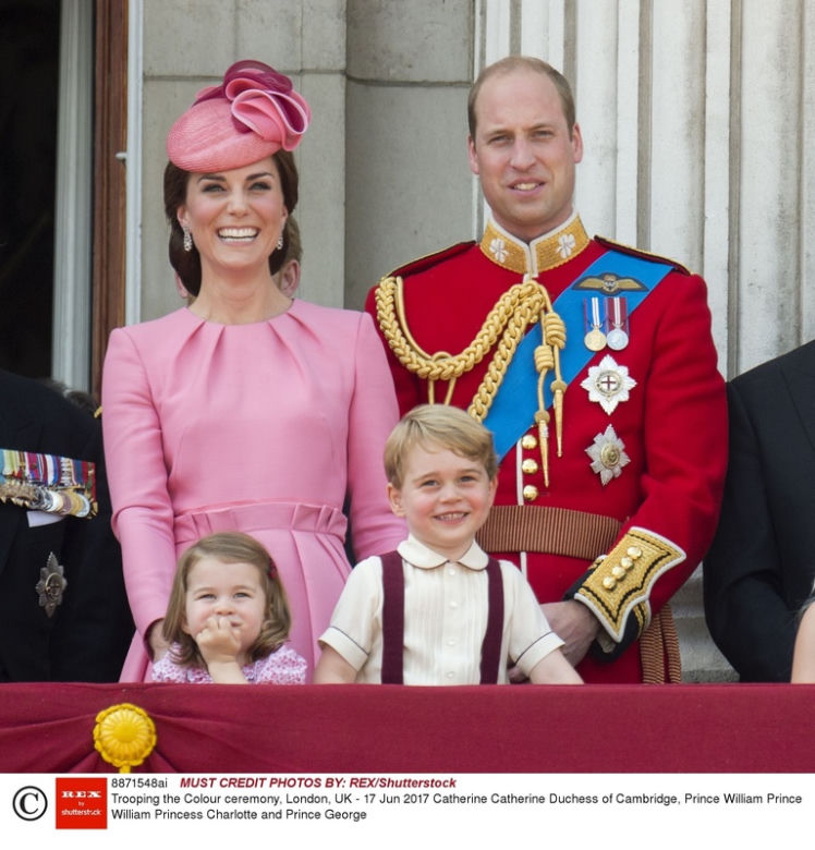 Kate Middleton z dziećmi na rodzinnych zdjęciach