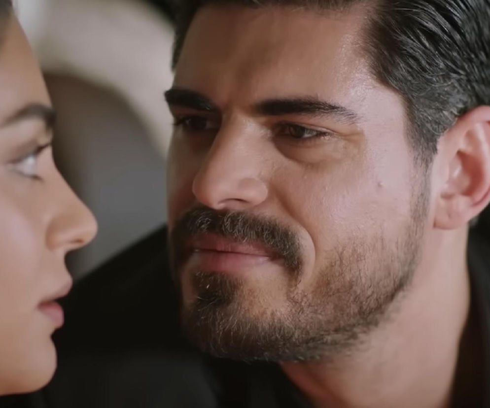 Zbliżenie na twarze Hancer i Cihana z serialu Panna młoda, patrzących na siebie z uczuciem. Mężczyzna ma ciemne włosy i brodę, kobieta duże oczy i ciemne włosy. Scena romantyczna, zapowiadająca pocałunek w odcinku 66, opisywanym na Super Seriale.