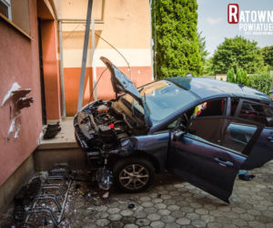 Groźny wypadek w Ełku. Samochód z małym dzieckiem wjechał w budynek szkoły