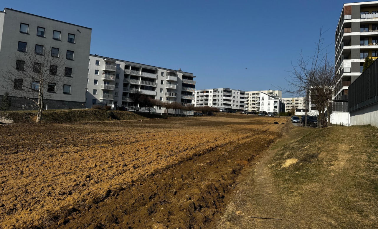 Aktywiści chcieli park, dostaną betonowe bloki. Chodzi o "miejskie pole" w Lublinie