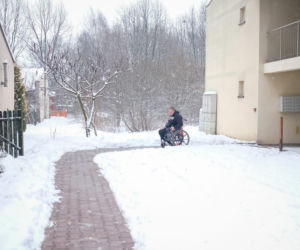 Na wózku inwalidzkim odśnieżał drogę do lekarza 
