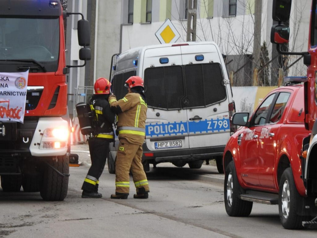 Pożar w salonie urody w Wawrze. Strażacy znaleźli podejrzaną paczkę, ewakuacja mieszkańców
