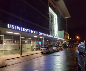 Atak na Pawła Adamowicza. Dziennikarze czekają na informacje przed szpitalem