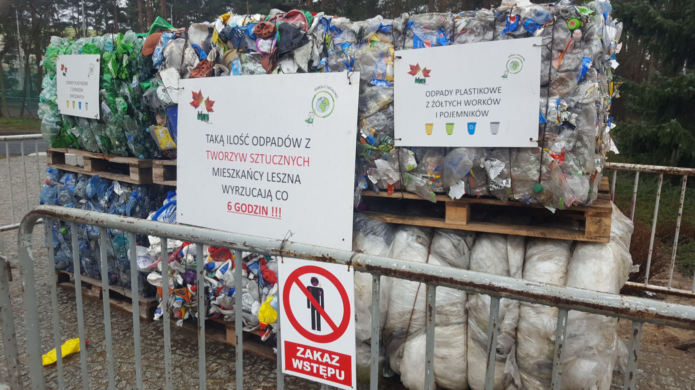 Hałda śmieci przy szkole