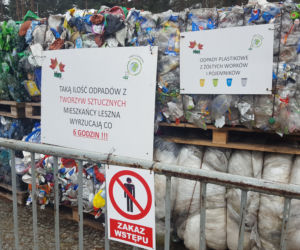 Hałda śmieci przy szkole