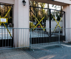 Koronawirus w Trójmieście. Zamiast po parku, plaży czy lesie ludzie spacerują po cmentarzach