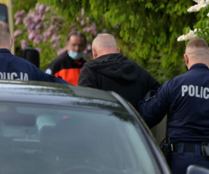 Pijany wjechał autem i zdewastował działkę sąsiada. Uciekł i poszedł pić wódkę...na swoją działkę