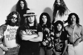 Ognista okładka Lynyrd Skynyrd. Tragiczna grafika stała się mroczną przepowiednią