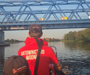 Przerażające sceny we Wrocławiu. Szukali jej pod wodą, tworząc łańcuch życia