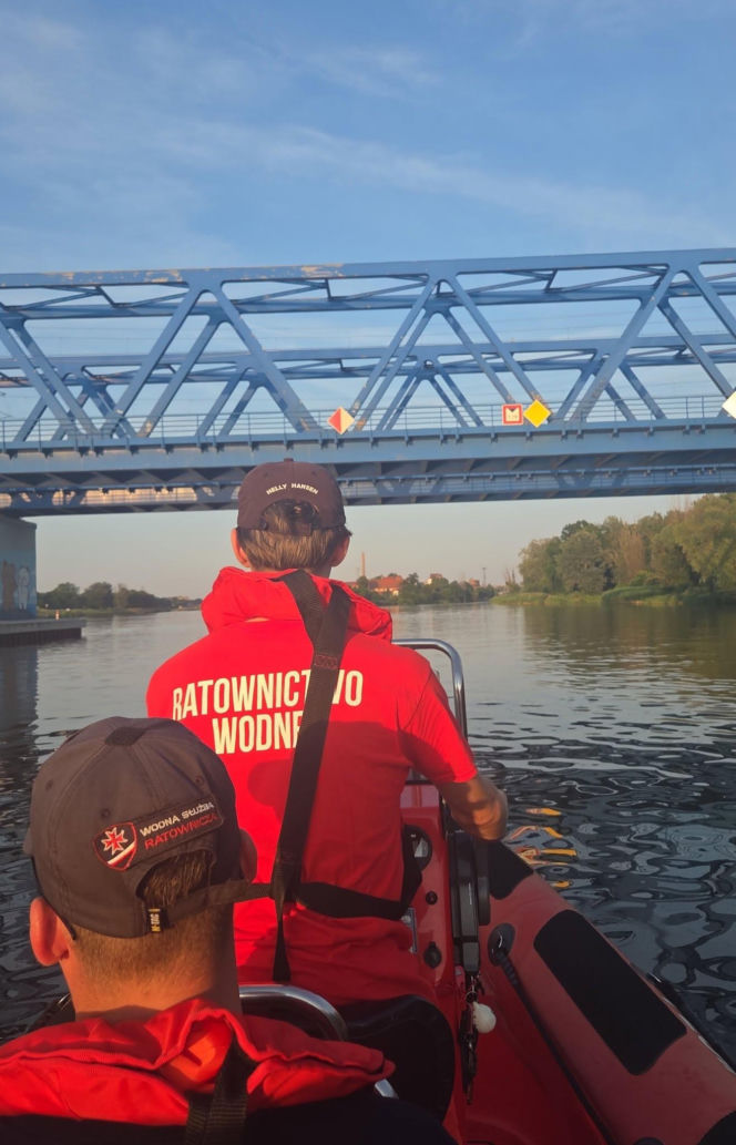 Przerażające sceny we Wrocławiu. Szukali jej pod wodą, tworząc łańcuch życia