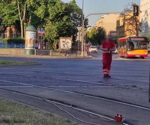 Tramwaj sunął po betonie! Awaria w al. Niepodległości. Wagon wypadł z szyn
