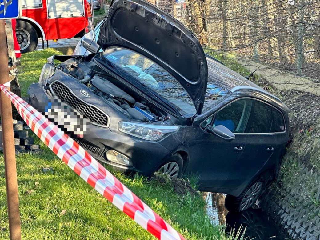 Huknął w słup i wpadł do rowu. Na miejscu lądował śmigłowiec ratunkowy