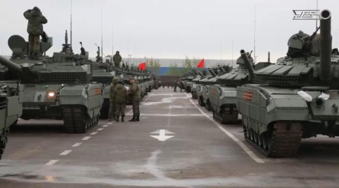 Nowe czołgi T-90M dla Rosji. Jak Moskwa adaptuje się do wojny z użyciem dronów?