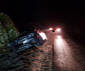 Przesadził z prędkością i roztrzaskał Mercedesa-AMG o skałę - ZDJĘCIA
