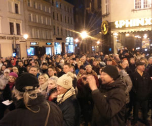 Cały Toruń z nauczycielami - łańcuch światła w Toruniu