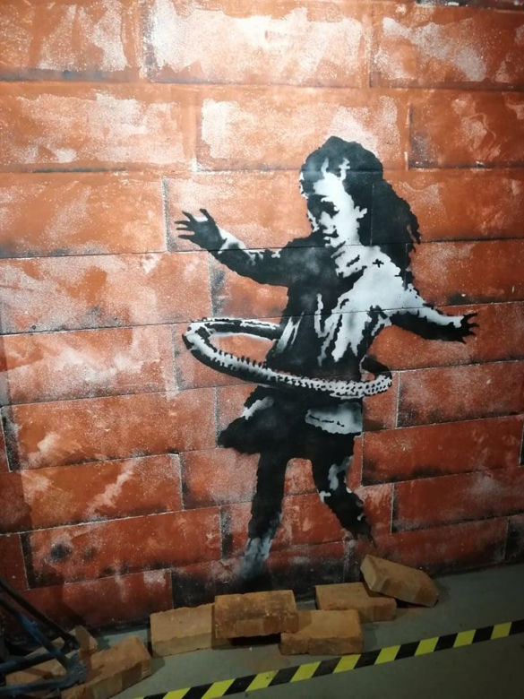Ferie w Krakowie? Wystawę Banksy'ego, najbardziej tajemniczego artysty na świecie, koniecznie trzeba zobaczyć