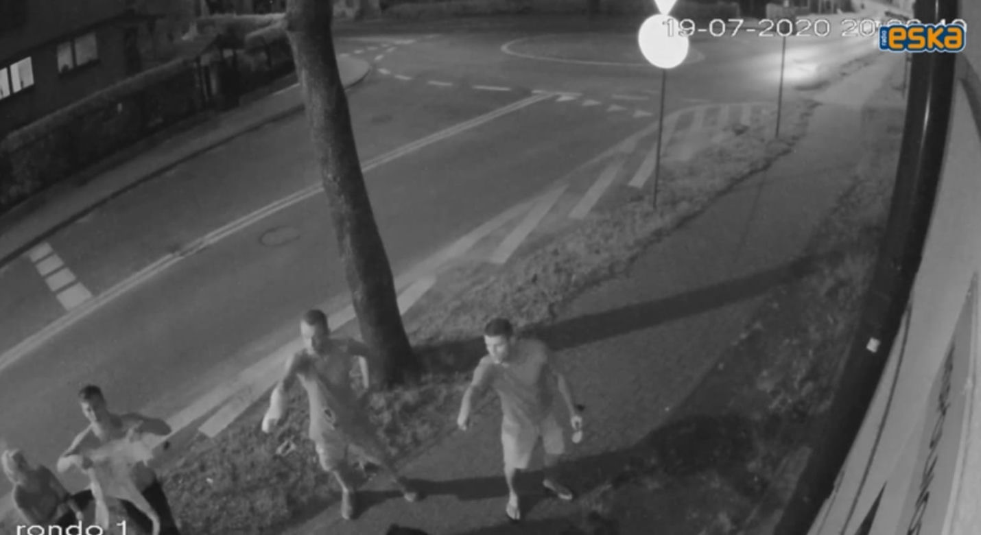 Bójka na środku ulicy w Zabrzu. W ruch poszły pięści, pałki i kije [WIDEO]