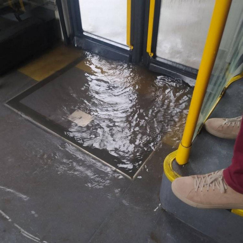 Trasa S8 całkowicie zalana. Warszawa sparaliżowana po ulewie