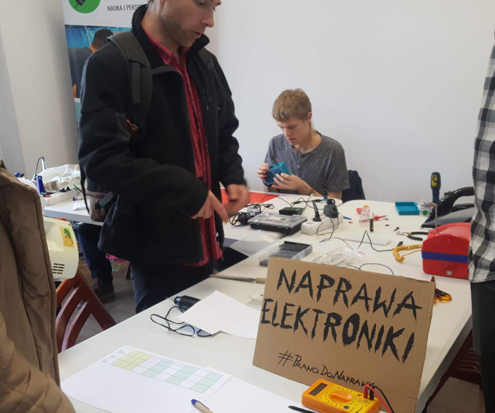 Można naprawić rower, pralkę, biżuterię czy ubrania - wróciła Kawiarenka Naprawcza