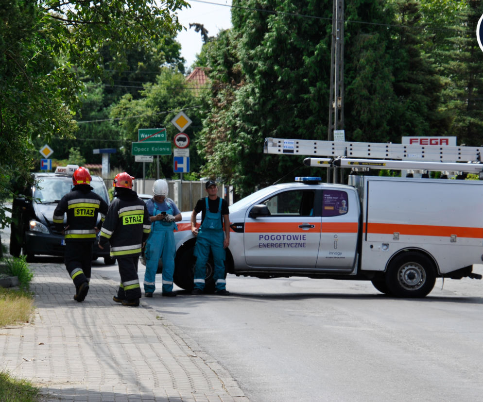 Betonowy słup wisiał nad ulicą