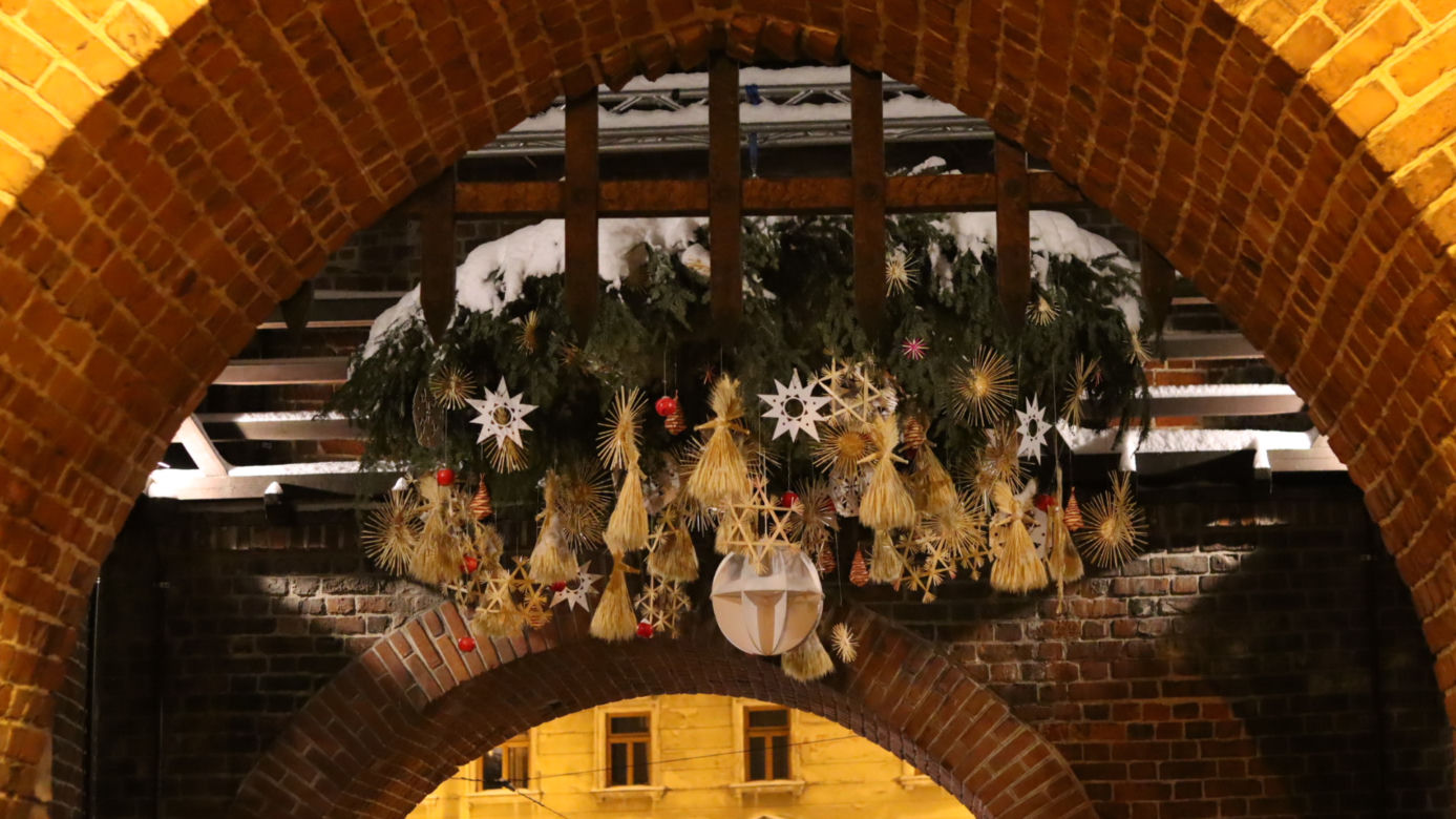 Lublin wieczorową porą. W mieście świąteczne ozdoby i hałdy śniegu. Zobacz zdjęcia!